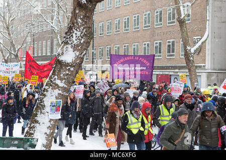 London, Großbritannien. 2. Februar 2018. Schatzkanzler John McDonnell MP spricht an der UCU Streikposten außerhalb Goldsmiths Universität London, lectu Stockfoto