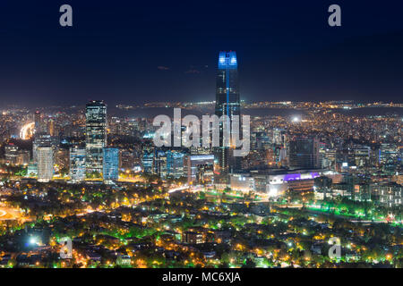 Panoramablick von Santiago de Chile mit Costanera Center skyscraper Stockfoto