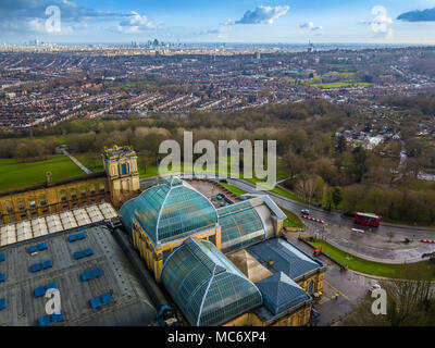 London, England - Luftbild Skyline Blick im Norden von London mit roten Doppeldecker-bus von Alexandra Park am Muswell Hill. Diese Ansicht enthält Alexan Stockfoto