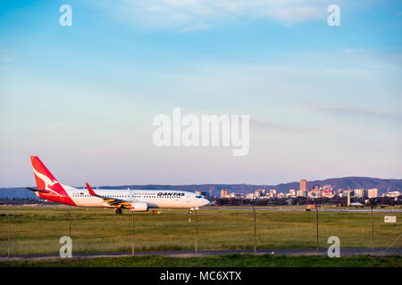 Adelaide, Australien - Oktober 6, 2016: VH-vzm Qantas Boeing 737-800 wird fertig, aus dem Flughafen zu nehmen und in Richtung Sydney Stockfoto