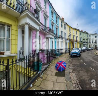 London, England - bunten Viktorianischen Häusern Primrose Hill im britischen Stil Regenschirm und blauer Himmel Stockfoto