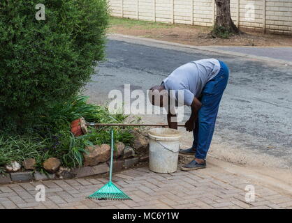 Johannesburg, Südafrika - Unbekannter afrikanischer Mann arbeiten als Gärtner an eine Eigenschaft in der Stadt Bild mit Kopie Raum im Querformat. Stockfoto