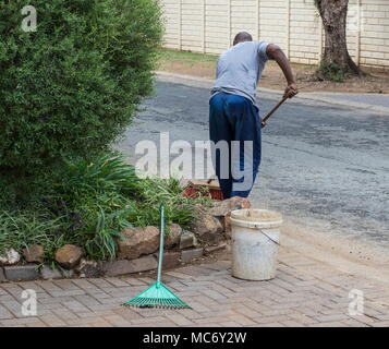 Johannesburg, Südafrika - Unbekannter afrikanischer Mann arbeiten als Gärtner an eine Eigenschaft in der Stadt Bild mit Kopie Raum im Querformat. Stockfoto