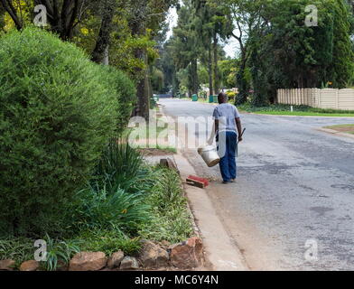 Johannesburg, Südafrika - Unbekannter afrikanischer Mann arbeiten als Gärtner an eine Eigenschaft in der Stadt Bild mit Kopie Raum im Querformat. Stockfoto