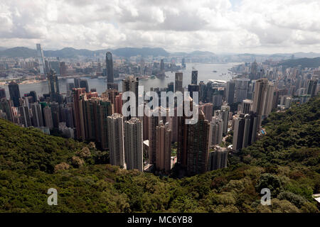 Luftaufnahme von Hong Kong von der Aussichtsterrasse der Peak Tower unter dem Gipfel des Victoria Peak Stockfoto