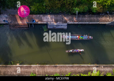 Lokale Verkäufer Boot zum schwimmenden Markt Lebensmittel und Gemüse zu Menschen während Sonntag Morgen zu verkaufen, Thailand Stockfoto