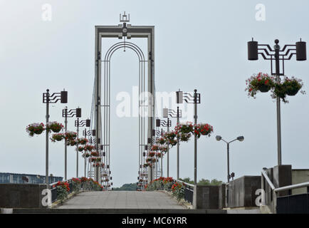 Fußgängerbrücke in Nemunas Insel, Kaunas, Litauen Stockfoto