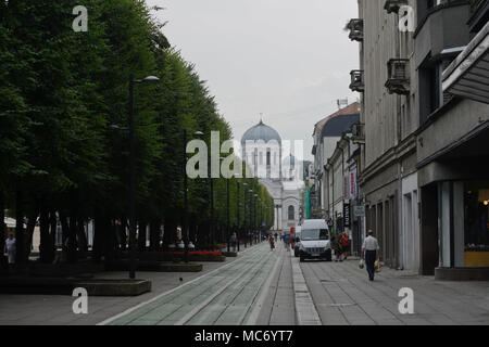 Laisves Straße und St. Michael's Kirche des Erzengels, Kaunas, Litauen Stockfoto
