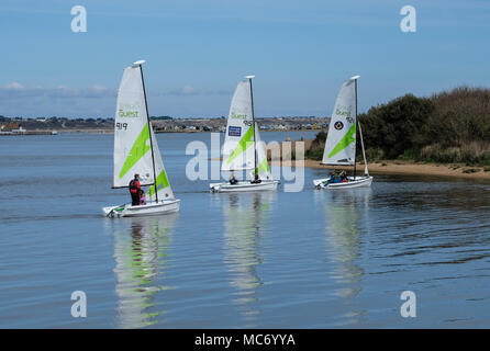 Jollen Segeln auf Christchurch Harbour in Dorset, Großbritannien Stockfoto