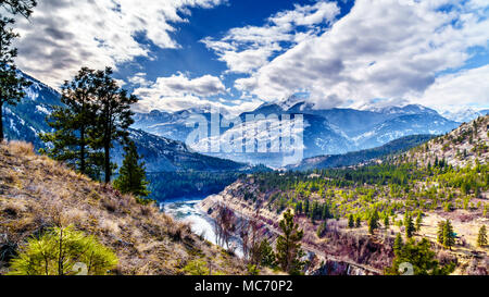 Die berühmten Fraser Canyon Route nach dem Thompson River fließt durch die Küstengebirge im Westen von British Columbia, Kanada Stockfoto