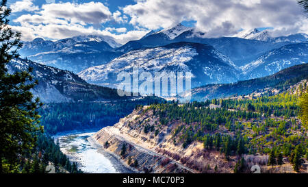 Die berühmten Fraser Canyon Route nach dem Thompson River fließt durch die Küstengebirge im Westen von British Columbia, Kanada Stockfoto