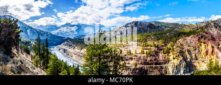 Panorama der berühmten Fraser Canyon Route nach dem Thompson River fließt durch die Coast Mountains in British Columbia, Kanada Stockfoto