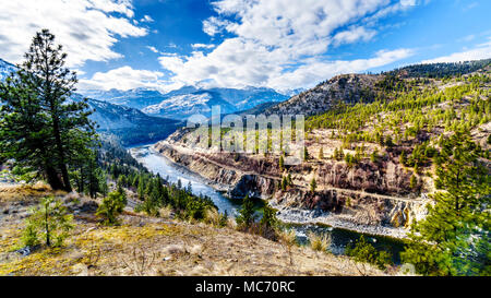 Die berühmten Fraser Canyon Route nach dem Thompson River fließt durch die Küstengebirge im Westen von British Columbia, Kanada Stockfoto