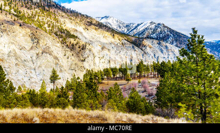 Die berühmten Fraser Canyon Route nach dem Thompson River fließt durch die Küstengebirge im Westen von British Columbia, Kanada Stockfoto