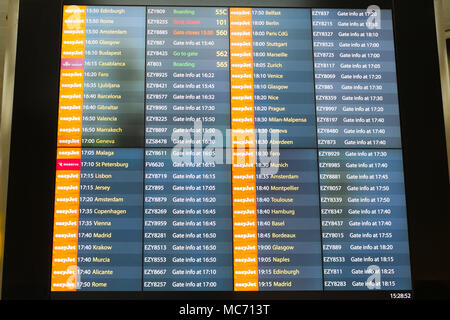 Abflug board London Gatwick Airport, LGW, England, Vereinigtes Königreich. Stockfoto