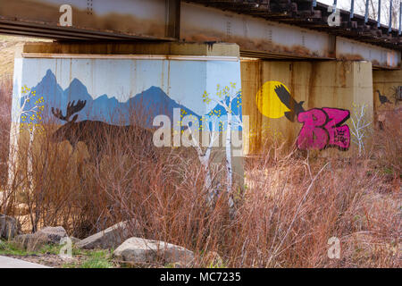 Bunte Bilder auf Beton Brücke Unterstützung einer Eisenbahnbrücke unkenntlich durch Grafitti, Castle Rock Colorado USA. Stockfoto