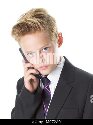 Schule Junge in Uniform auf dem Mobiltelefon Stockfoto