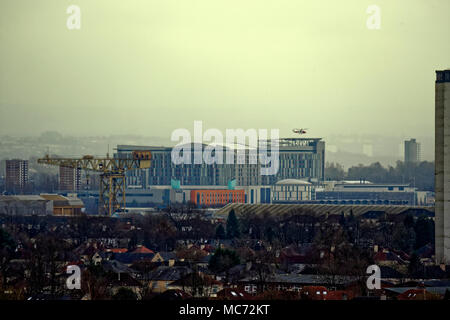 Glasgow, Schottland, Großbritannien 8. April. UK Wetter: Emergency medical Hubschrauber landet auf der Queen Elizabeth University Hospital in Govan von scotstoun Stockfoto