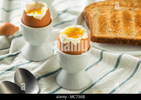 Hausgemachte weich gekochtes Ei in eine Tasse mit Toast Stockfoto