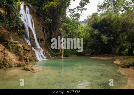 Blick auf idyllische Khoun Moung Keo Wasserfall, Teich und üppigen Bäumen in der Nähe von Luang Prabang in Laos. Stockfoto