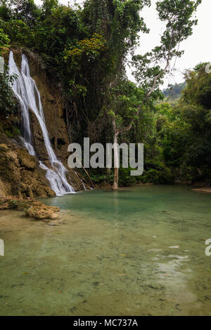 Blick auf idyllische Khoun Moung Keo Wasserfall, Teich und üppigen Bäumen in der Nähe von Luang Prabang in Laos. Stockfoto