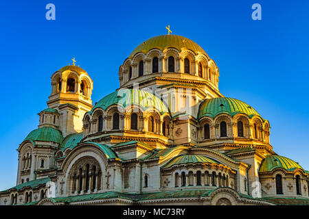 Seitenansicht und sonnenbeschienenen Kuppeln der Alexander-Newski-Kathedrale (abgeschlossen 1912) in den frühen Morgenstunden gegen den klaren blauen Himmel, Sofia, Bulgarien Stockfoto