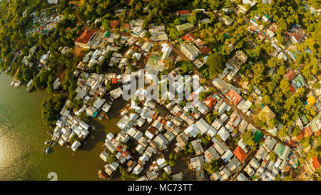 Luftaufnahme Coron Stadt mit Slums und Armenviertel. Palawan. Bu Stockfoto