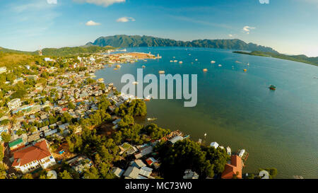 Luftaufnahme Coron Stadt mit Slums und Armenviertel. Palawan. Bu Stockfoto