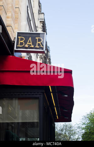 Vorderansicht closeup von Neon bar Zeichen auf Rot leeren Restaurant Terrasse Abdeckung Stockfoto