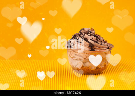 Köstliche ziemlich Party Kuchen mit Herzform Symbole auf farbigen Hintergrund Stockfoto