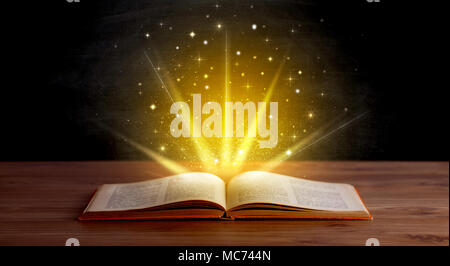 Gelbe Leuchten und Funkeln aus einem offenen Buch Stockfoto