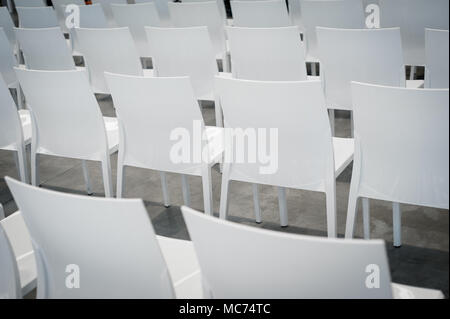 Weiße, moderne Stühle im Konferenzraum auditorium Seminar Stockfoto