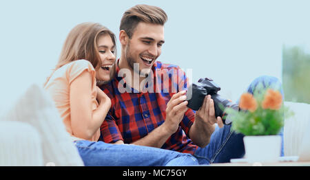Moderne junge Paar prüft die Fotos auf der Kamera Stockfoto