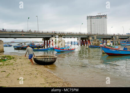 Traditionelle Fischerboote und einen Korb Boot auf dem Cai River, einem Nebenfluss der South China Sea, Nha Trang, Vietnam Stockfoto