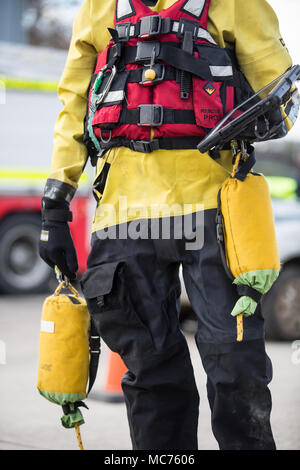 Die Feuerwehrleute bei einem Fluss Rettungsaktion jemand aus dem Wasser ziehen. Stockfoto