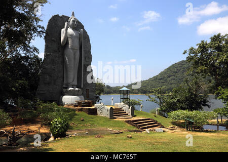 Giritale North Central Provinz Sri Lanka Giritale Wewa Replik des Avukana Buddha Stockfoto