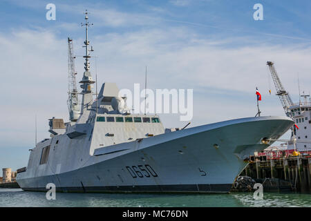 French Navy fremm Klasse (Cruise Missile) bewaffnete Kriegsschiff, FS Aquitaine, an der Portsmouth Naval Base, UK am 5. Oktober 2014 bei einem Höflichkeitsbesuch. Stockfoto