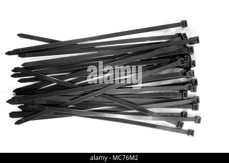 Viele schwarze Kabelbinder auf weißem Hintergrund. Stockfoto