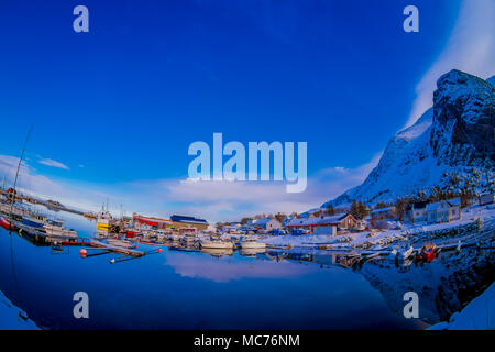 Leknes, LOFOTEN, NORWEGEN APRIL 09, 2018: Im freien Blick auf einige Boote im Hafen mit Gebäuden hinter in Svolvaer, im März Internationale Dorsch Wettbewerb Stockfoto