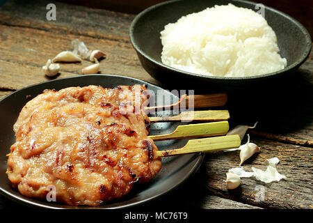 In diesem Bild gibt es klebriger Reis, gegrilltem Schweinefleisch. Knoblauch ist eine Komponente. Stockfoto