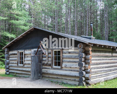 Speisesaal Kabine, Sawlog Camp, Algonquin Logging Museum, Algonquin Provincial Park, Ontario, Kanada. Stockfoto