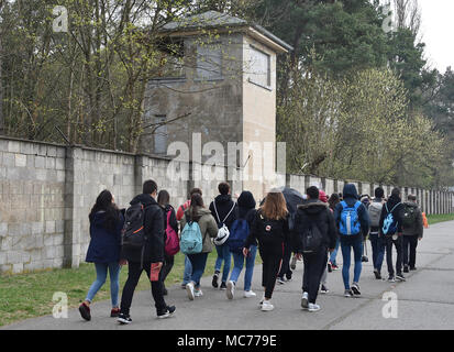 13 April 2018, Deutschland, Oranienburg: Eine Gruppe von Besuchern Anzeigen wandern pba eine Wand im ehemaligen Konzentrationslager Sachsenhausen. Eine neue Ausstellung in Sachsenhausen ist die Erinnerung an die Ereignisse, die sich im Jahr 1938, nahm, mit der Progromnacht (Nacht von Glasscherben, war ein Höhepunkt der Verfolgung der Juden. Foto: Bernd Settnik/dpa-Zentralbild/dpa Stockfoto