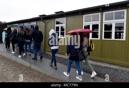 13 April 2018, Deutschland, Oranienburg: Eine Gruppe von Besuchern, die in den Kasernen 38 im ehemaligen Konzentrationslager, in dem jüdische Häftlinge ermordet wurden. Eine neue Ausstellung in Sachsenhausen ist die Erinnerung an die Ereignisse, die sich im Jahr 1938, nahm, mit der Progromnacht (Nacht von Glasscherben, war ein Höhepunkt der Verfolgung der Juden. Foto: Bernd Settnik/dpa-Zentralbild/dpa Stockfoto