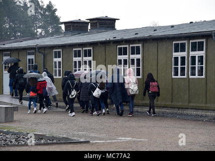 13 April 2018, Deutschland, Oranienburg: Eine Gruppe von Besuchern, die in den Kasernen 38 im ehemaligen Konzentrationslager, in dem jüdische Häftlinge ermordet wurden. Eine neue Ausstellung in Sachsenhausen ist die Erinnerung an die Ereignisse, die sich im Jahr 1938, nahm, mit der Progromnacht (Nacht von Glasscherben, war ein Höhepunkt der Verfolgung der Juden. Foto: Bernd Settnik/dpa-Zentralbild/dpa Stockfoto