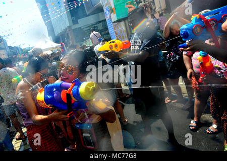 Bangkok, Thailand. 13 Apr, 2018. Die Menschen nehmen Teil in Wasser Schießereien während der Feierlichkeiten zu Songkran Festival, Thailands traditionelles Neujahrsfest, in Siam Shopping Viertel von Bangkok, Thailand, 13. April 2018. Credit: Rachen Sageamsak/Xinhua/Alamy leben Nachrichten Stockfoto