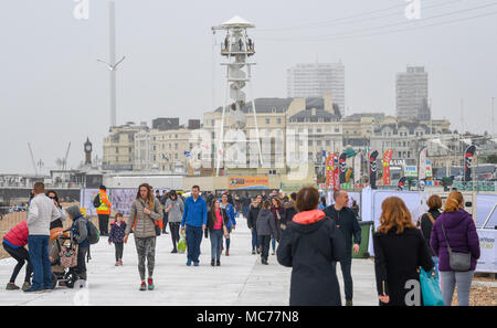 Brighton, UK. 13. April 2018. UK Wetter: Massen wandern entlang der Küste von Brighton an trüben nebligen Tag wie sind die Vorbereitungen für diese Wochenenden Brighton Marathon aber das Wetter wird den Prognosen zufolge in den nächsten Tagen mit Temperaturen im 20s nächste Woche Kredit erwartet: Simon Dack/Alamy Leben Nachrichten zu verbessern. Stockfoto