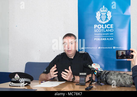 Glasgow, Schottland, Großbritannien. 13. April 2018. Vor diesem Wochenende Scottish Cup Halbfinale am Hampden Park - zwischen Motherwell und Aberdeen und Celtic und Rangers - Hauptkommissar Brian McInulty (Ereignis Commander; dargestellt) hat der Polizei Schottland großangelegte Bedienung am Fußballspielen gesprochen. Insbesondere wird es einen Sprung nach unten auf der Versuch Pyrotechnik zu den Spielen, wie Leuchtraketen und Rauchbomben zu bringen. Hauptkommissar McInulty sagte, er wolle in jedem Spiel werden" eine schöne Familie Gelegenheit." Credit: Iain McGuinness/Alamy leben Nachrichten Stockfoto