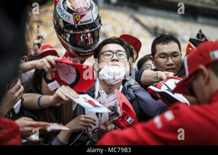 Shanghai, China. 12 Apr, 2018 Zuschauer, Fans während 2018 Formel 1 FIA-Weltmeisterschaft, China Grand Prix in Shanghai vom 13. April bis 15 Shanghai: Motorsport: Formel 1 2018 Heineken Grand Prix von China Formel 1 Grand Prix von China Shanghai Circuit April 13, 2018 in Shanghai, China, Quelle: dpa/Alamy leben Nachrichten Stockfoto