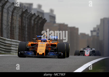 Shanghai, China. 13 Apr, 2018. Shanghai: Motorsport: Formel 1 2018 Heineken Grand Prix von China Formel 1 Grand Prix von China Shanghai Circuit April 13, 2018 in Shanghai, China. #14 Fernando Alonso (ESP, Mc Laren-Renault), Quelle: dpa/Alamy leben Nachrichten Stockfoto