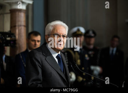 Rom, Italien. 13 Apr, 2018. Italienischen Präsidenten Sergio Mattarella spricht mit den Medien am Ende des zweiten Tages der Konsultationen am Palazzo del Quirinale in Rom, der Hauptstadt Italiens, am 13. April 2018. Die zweite Runde der Tarifverhandlungen eine nationale Regierung zu bilden, hat eine tragfähige Mehrheit zu produzieren, italienischen Präsidenten Sergio Mattarella sagte dem Land in einer Erklärung am Freitag. Credit: Jin Yu/Xinhua/Alamy leben Nachrichten Stockfoto